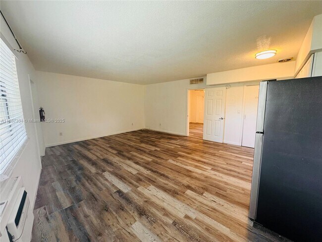 19121 NE 25th Ave-Unit -3 in Miami, FL - Building Photo - Building Photo