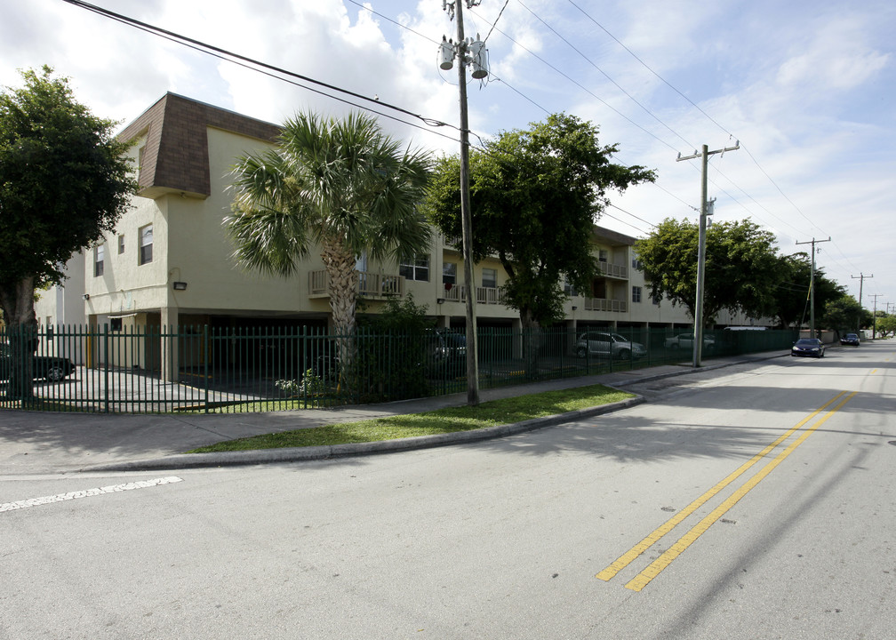 Lago Azul in Hialeah, FL - Building Photo