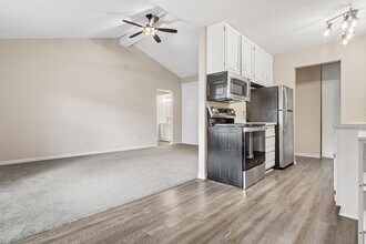802 Old Settlers Trl, Unit 8 in Hopkins, MN - Building Photo - Building Photo