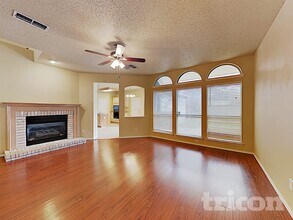 412 Sweet Gum Dr in Desoto, TX - Foto de edificio - Building Photo