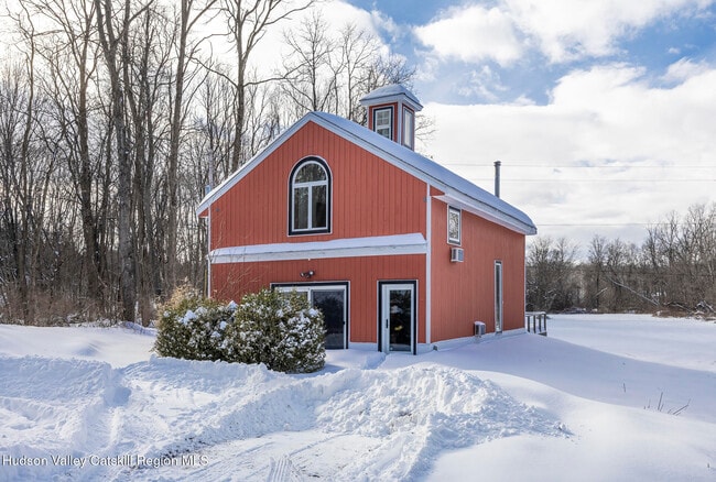 2022 Co Rte 8 in Elizaville, NY - Building Photo - Building Photo