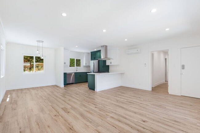 527 S Barrington Ave, Unit 09 in Los Angeles, CA - Building Photo - Building Photo