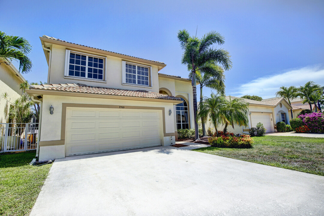 7715 Colony Lake Dr in Boynton Beach, FL - Building Photo