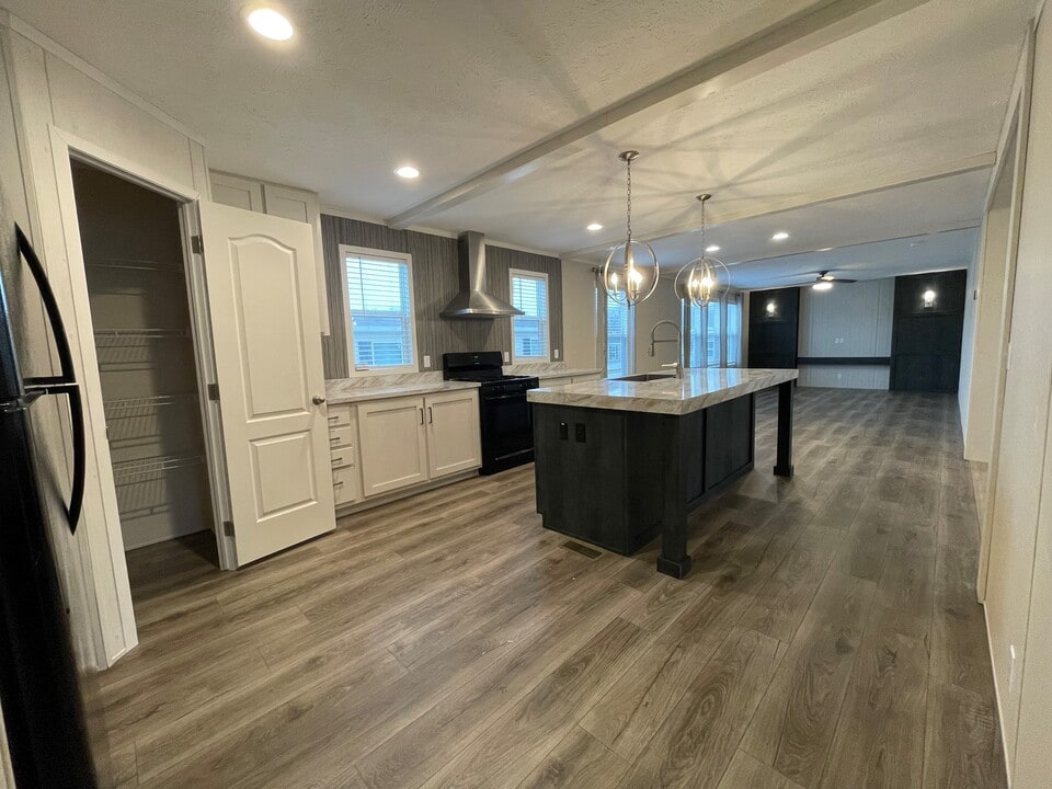 226 McAuliffe Dr in Flushing, MI - Building Photo