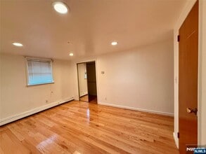 12 Farview Terrace in Paramus, NJ - Building Photo - Building Photo