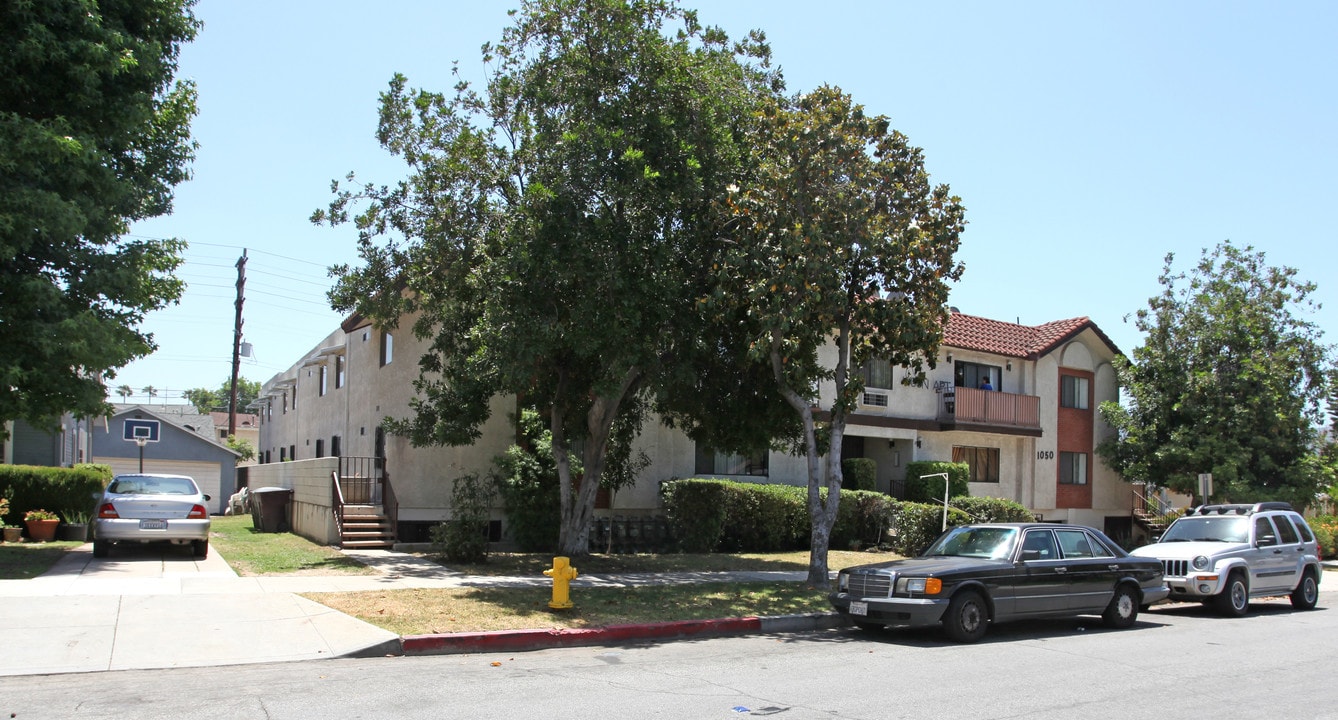 1050 Raymond Ave in Glendale, CA - Building Photo