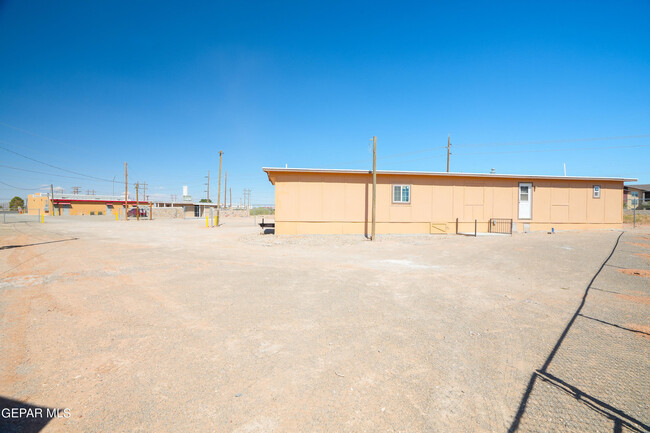 12520 Montana Ave in El Paso, TX - Foto de edificio - Building Photo