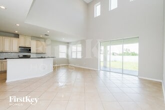 8308 Round Leaf Ln in Riverview, FL - Foto de edificio - Building Photo