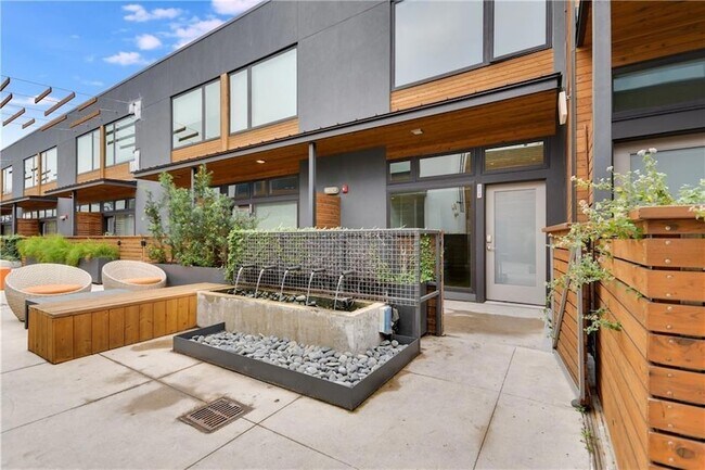 2002 E 7th St, Unit 212 in Austin, TX - Foto de edificio - Building Photo