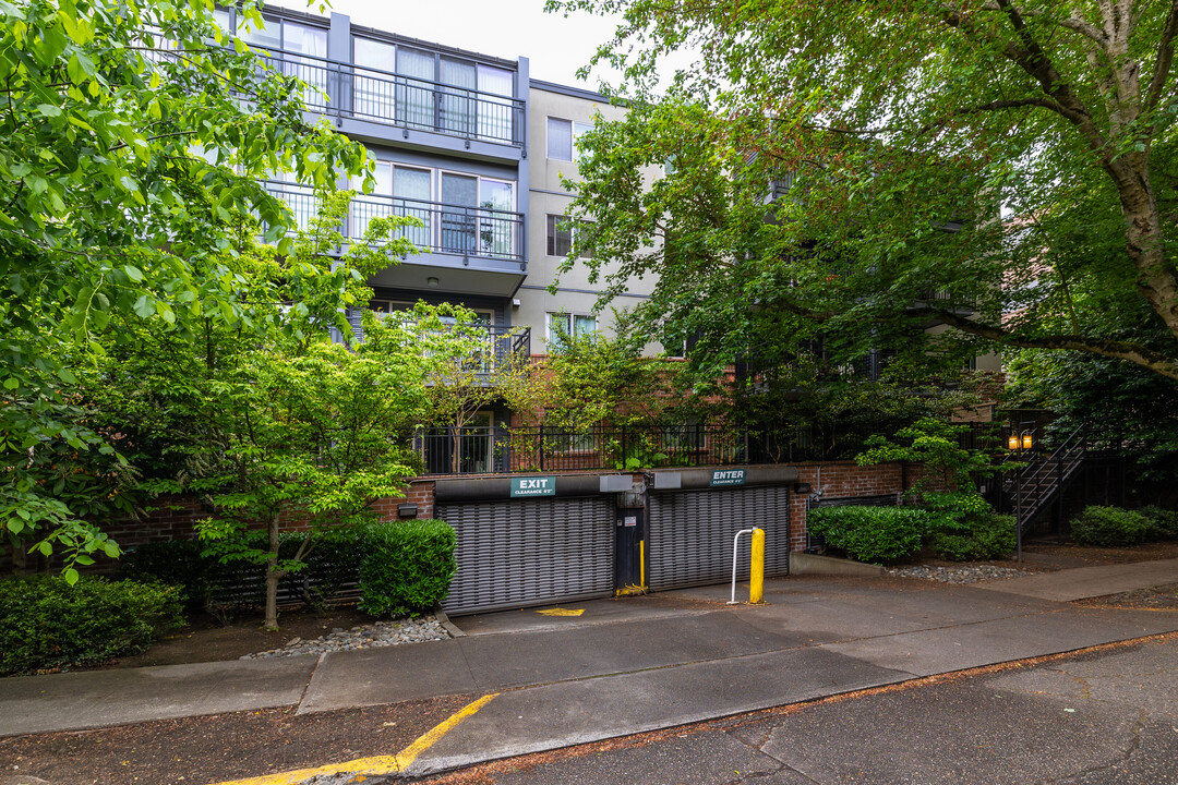 Queen Anne Square in Seattle, WA - Building Photo