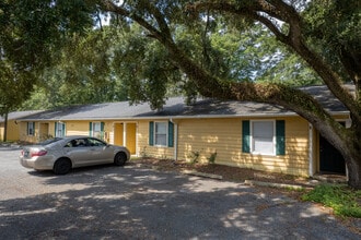 Village Trace Apartments in Tallahassee, FL - Foto de edificio - Building Photo