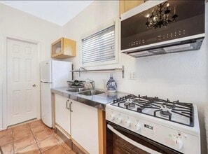 1611 Talmadge St, Unit Unit #5 in Los Angeles, CA - Building Photo - Building Photo