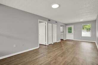 960 Smith St in Orange City, FL - Building Photo - Building Photo