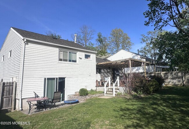 37 Florence Dr in Sayreville, NJ - Building Photo - Building Photo