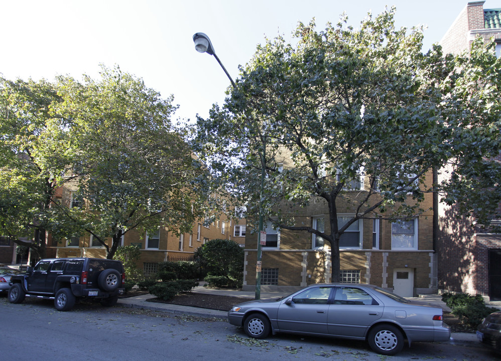 628-634 W Roscoe St in Chicago, IL - Building Photo