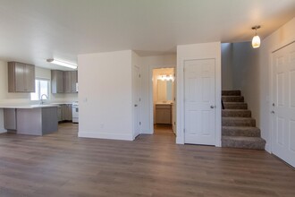3345 Magnums Way in Redding, CA - Building Photo - Building Photo