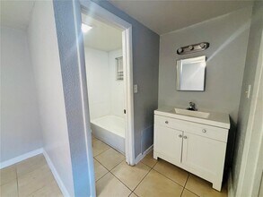 1310 Lexington Ct in Tampa, FL - Building Photo - Building Photo