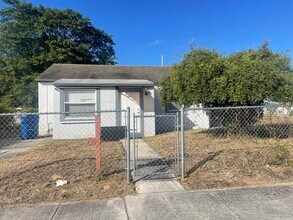 808 W 4th St in Riviera Beach, FL - Building Photo - Building Photo