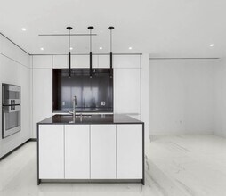 300 Biscayne Boulevard Way, Unit 1403 in Miami, FL - Building Photo - Building Photo