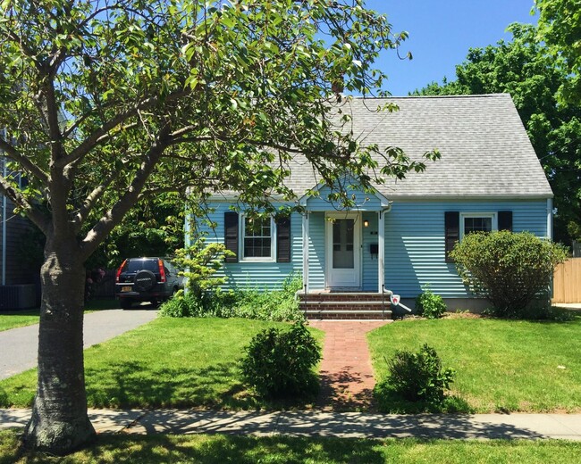 415 6th Ave in Greenport, NY - Building Photo - Building Photo