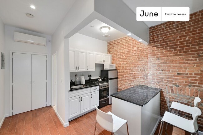 351 W 46th St in New York, NY - Building Photo - Building Photo