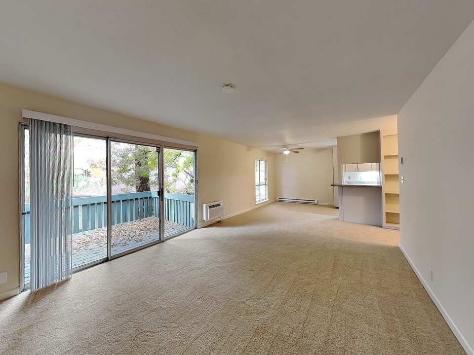 1036 Oak Grove Rd in Concord, CA - Foto de edificio