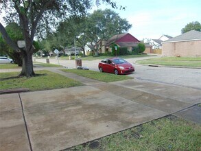 8435 Candlegreen Ln in Houston, TX - Building Photo - Building Photo