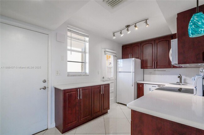 2999 Point E Dr in Aventura, FL - Building Photo - Building Photo