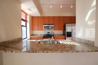 451 W Huron St, Unit 808 in Chicago, IL - Building Photo - Building Photo