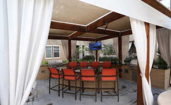 2630 Tanglewilde St in Houston, TX - Building Photo - Building Photo