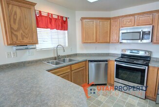 2101 N Aurora Way in Saratoga Springs, UT - Building Photo - Building Photo