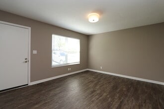 6810 Village Green Blvd in Pewee Valley, KY - Foto de edificio - Building Photo