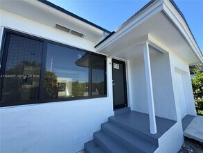 1180 Opa-Locka Blvd in Miami, FL - Foto de edificio - Building Photo