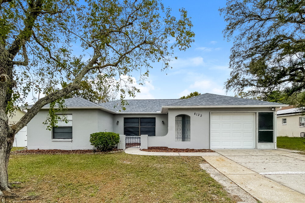 8122 Wooden Dr in Spring Hill, FL - Building Photo