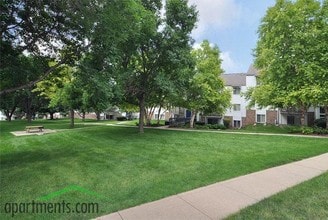 Country Club Village - Call today! in Omaha, NE - Foto de edificio - Building Photo