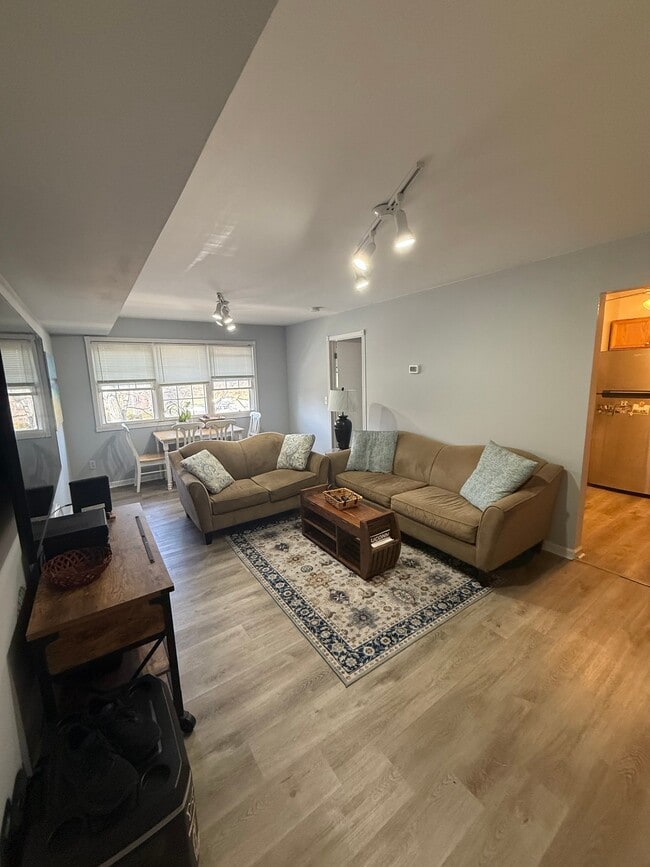 69 College Dr in Edison, NJ - Building Photo - Building Photo