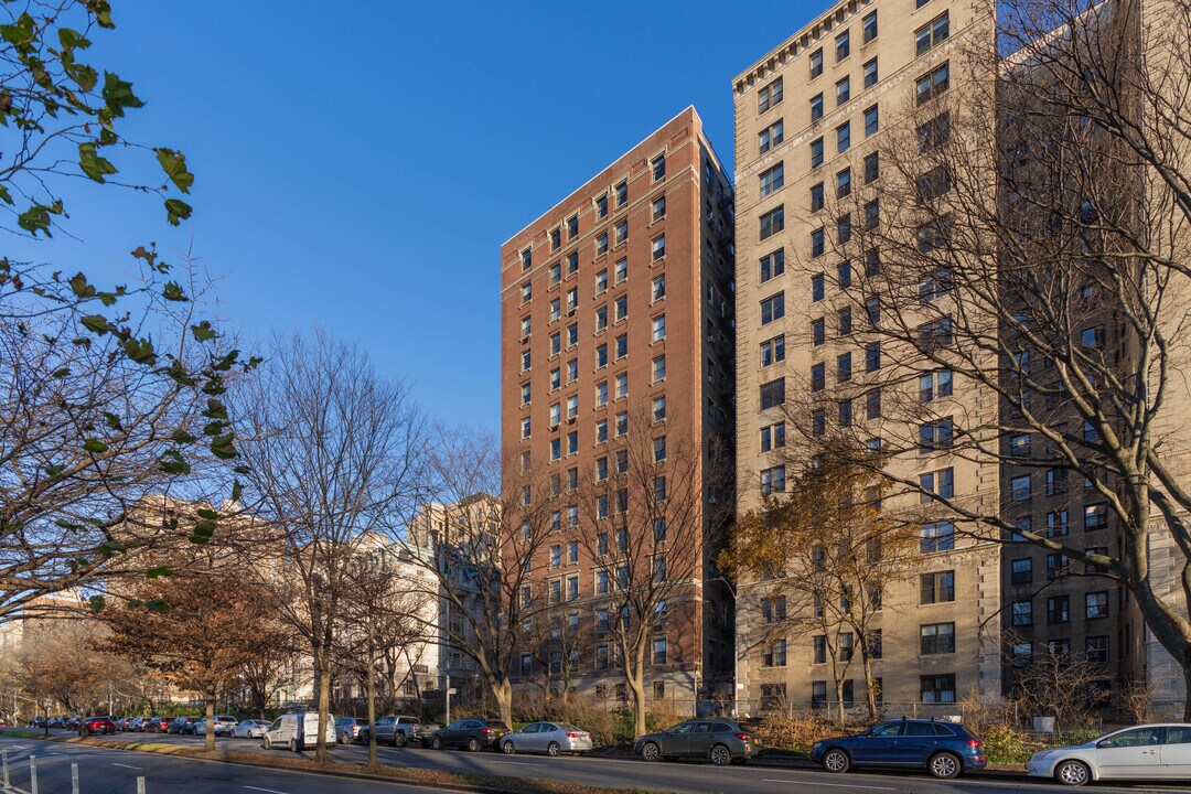 325 Riverside Dr in New York, NY - Building Photo