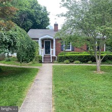 208 Sycamore St in Middleburg, VA - Building Photo - Building Photo