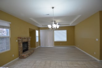 5617 Via Cervano in Bakersfield, CA - Foto de edificio - Building Photo