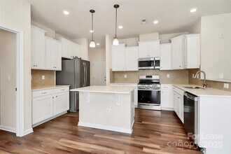 16027 Harbor Hill Dr in Charlotte, NC - Building Photo - Building Photo
