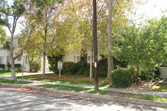 214 E Dryden St in Glendale, CA - Building Photo - Building Photo