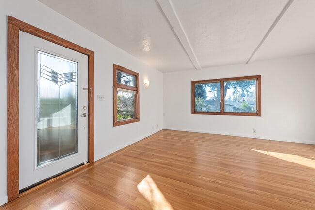 570 Okeefe St in Menlo Park, CA - Building Photo - Building Photo