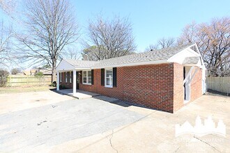 Welcome to 4396 Millbranch! in Memphis, TN - Foto de edificio - Building Photo