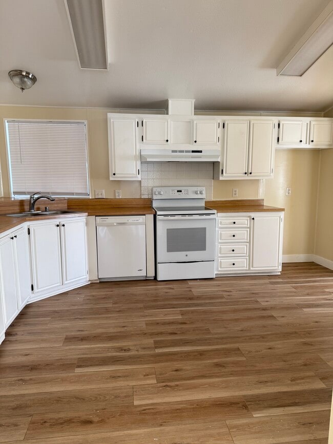 24425 Woolsey Canyon Rd in West Hills, CA - Building Photo - Building Photo