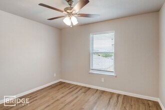 1016 E Golden Ln in Burleson, TX - Building Photo - Building Photo