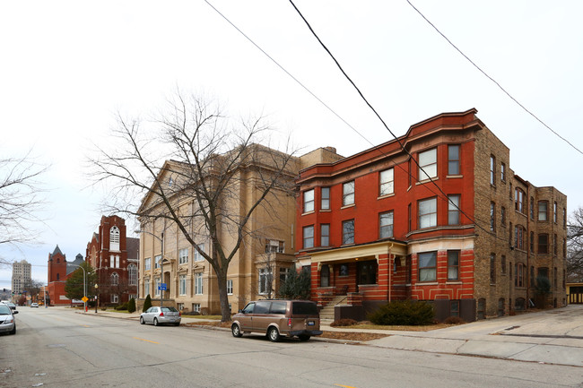 314 E Chicago St in Elgin, IL - Building Photo - Building Photo