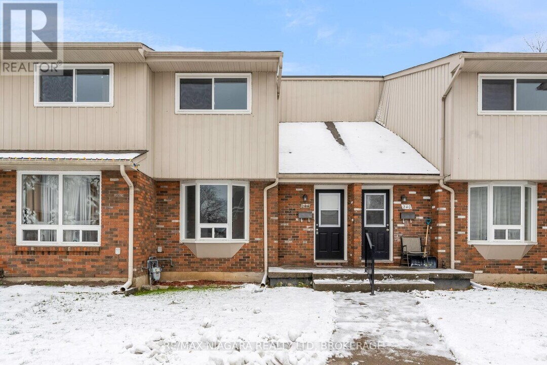 100 Brownleigh Ave in Welland, ON - Building Photo