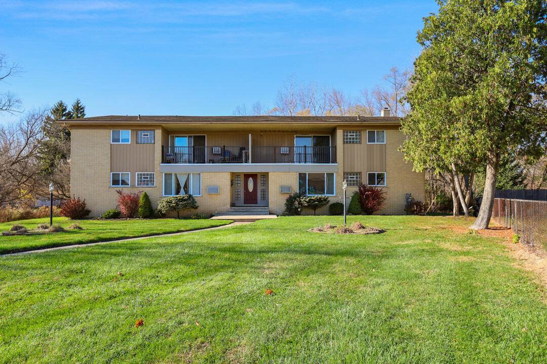 Sibley Apartments in Howell, MI - Building Photo