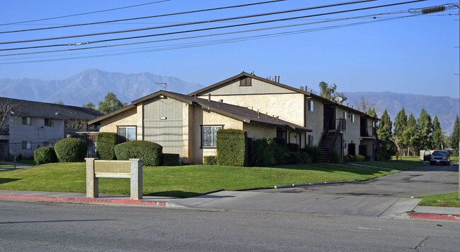 Arrow Garden Apartments in Fontana, CA - Foto de edificio - Building Photo