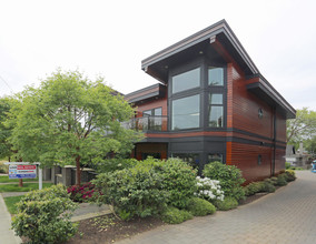 2587-2609 Penrhyn St in Saanich, BC - Building Photo - Building Photo